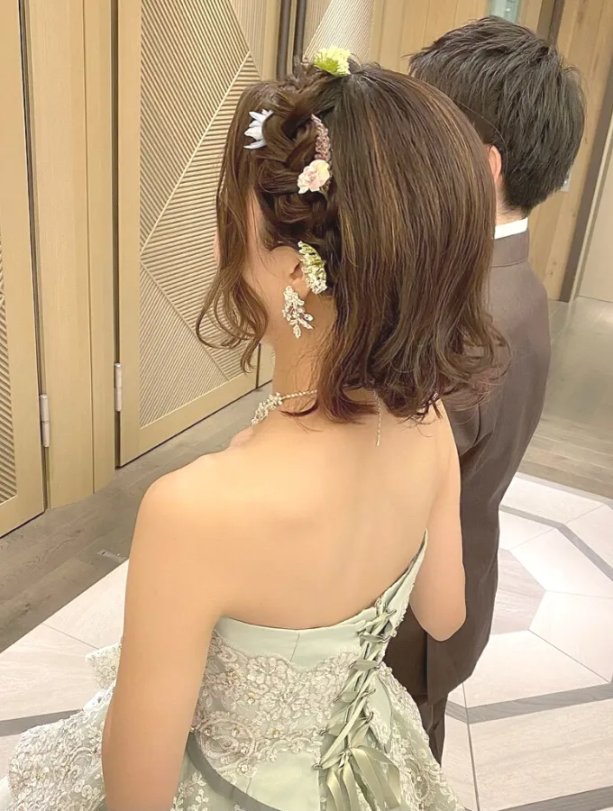 花の髪飾り×サイド編み込みヘアアレンジ