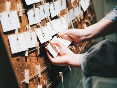 結婚式のエスコートカード10選!ゲストの座席をおしゃれにご案内♡