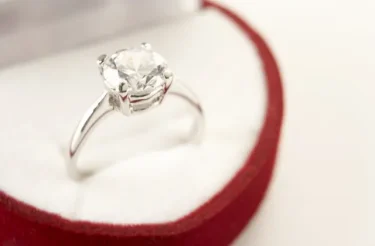 プロポーズの婚約指輪ってどうしてる？デザインの選び方やサイズの測り方を調査！