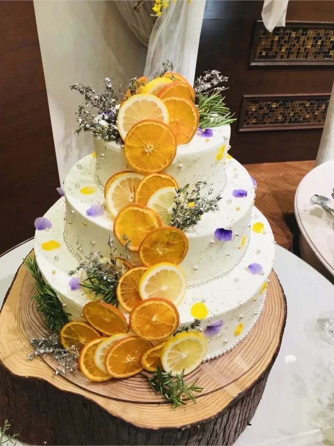 ドライオレンジと花びらのウェディングケーキ