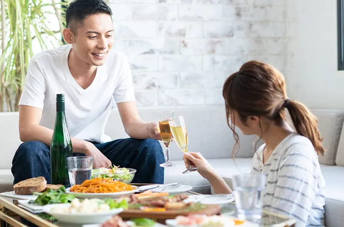 仲が深まる【おうちデート】のアイデアを提案!カップル・夫婦の休日の過ごし方は?