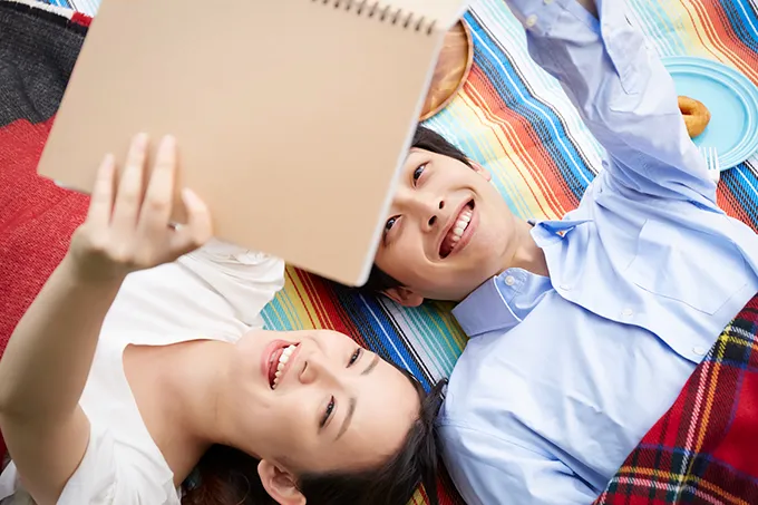 仲が深まる【おうちデート】のアイデアを提案!カップル・夫婦の休日の過ごし方は?