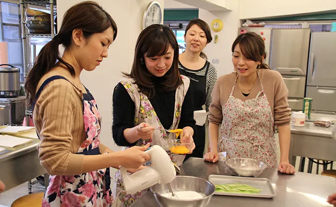 ハンドミキサーで泡立て中