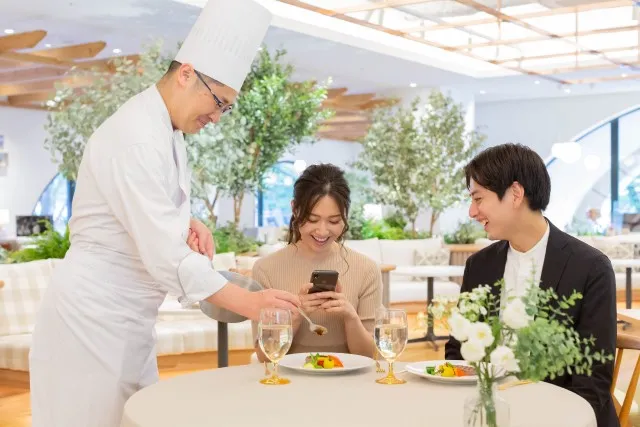 料理の写真を撮る女性