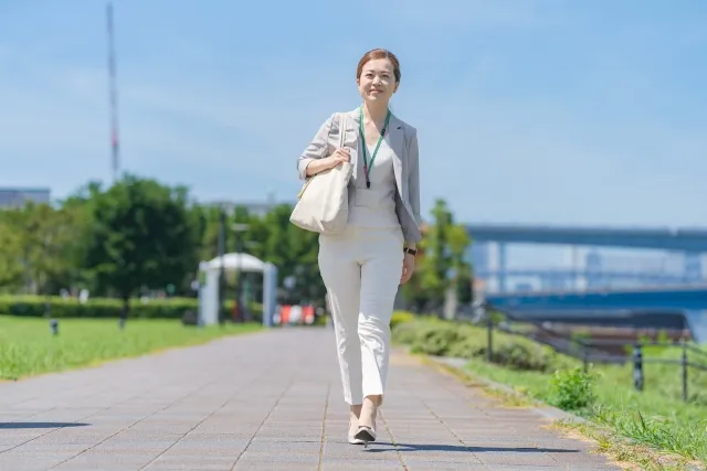 ウォーキングする女性