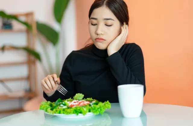 食事中の女性