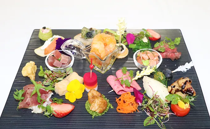 パーティが始まるとこだわりの料理が登場しました。プレートに並んだ彩り豊かな前菜は“22種類”!
