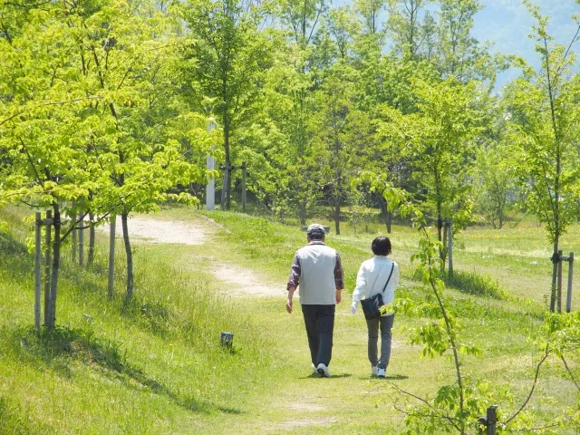散歩する夫婦