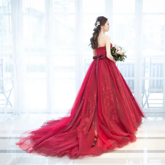 ≪赤の濃淡と煌めくグリッターモチーフが印象的な赤ドレス≫