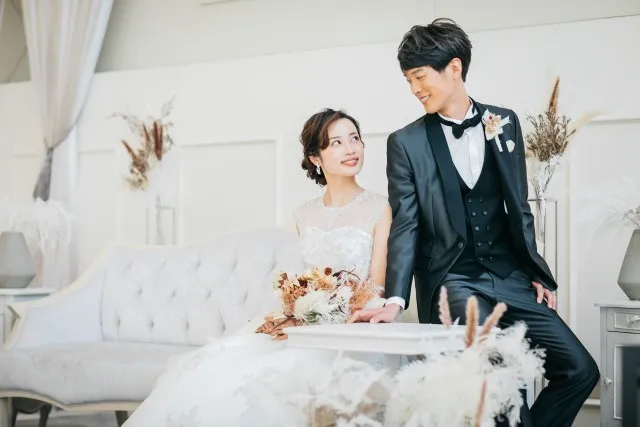 結婚式で新郎に人気なタキシードの色は？実際に着たランキングも紹介