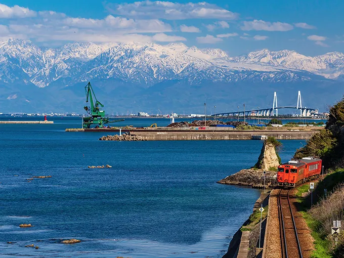 鉄道旅その1：海に浮かぶように広がる、立山連峰（富山県 氷見線）