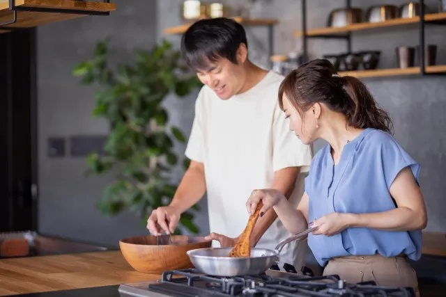 一緒に料理をするカップル