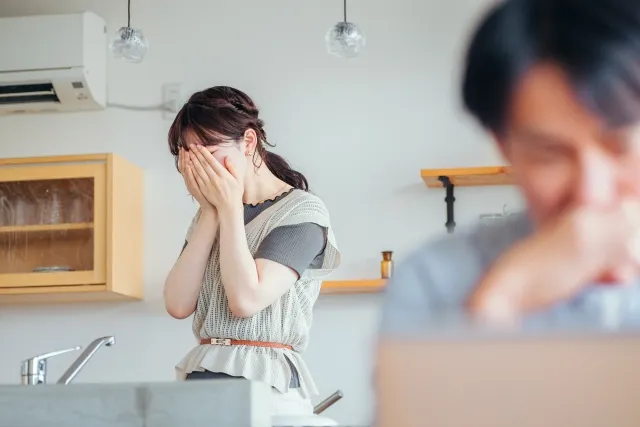 彼氏の対応に悲しむ彼女