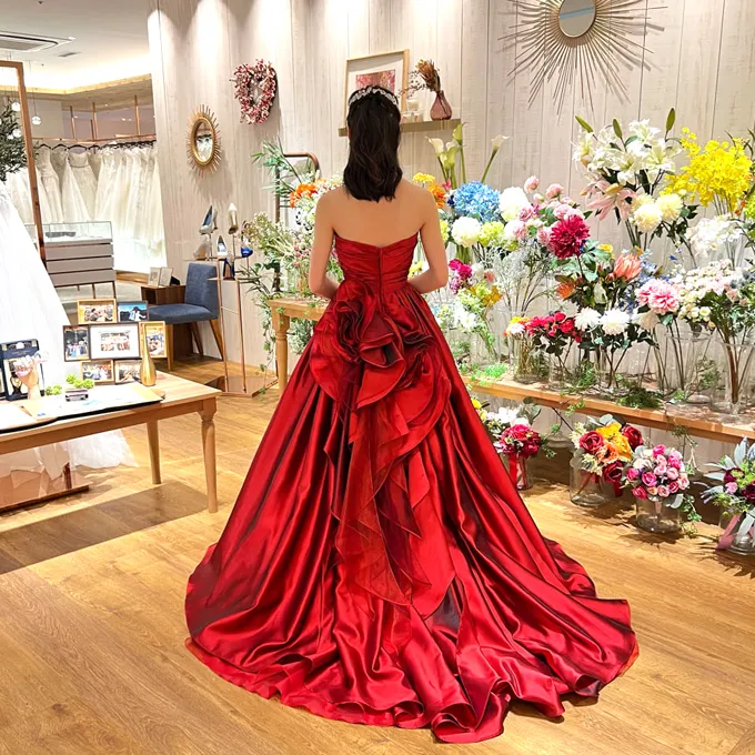 ≪バックスタイルも美しい！バラをイメージした深紅のドレス≫