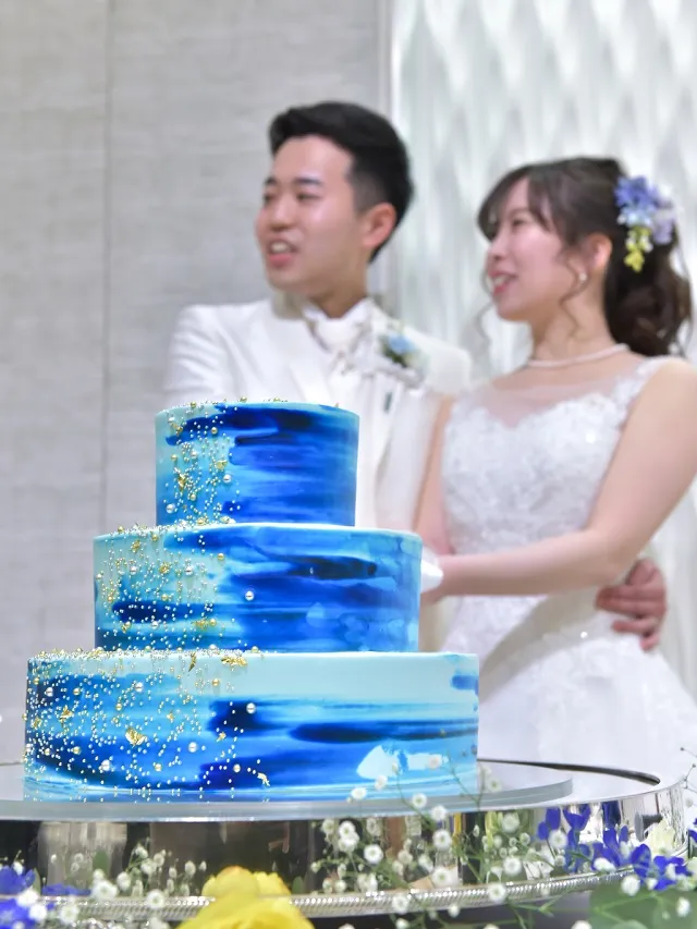 ≪純白のドレスに映えるブルーのウェディングケーキ≫