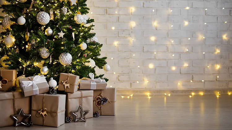 12月7日は「クリスマスツリーの日」。家族でツリーを飾る特別な記念日にしよう！