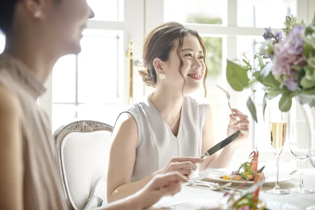 食事を楽しむ女性