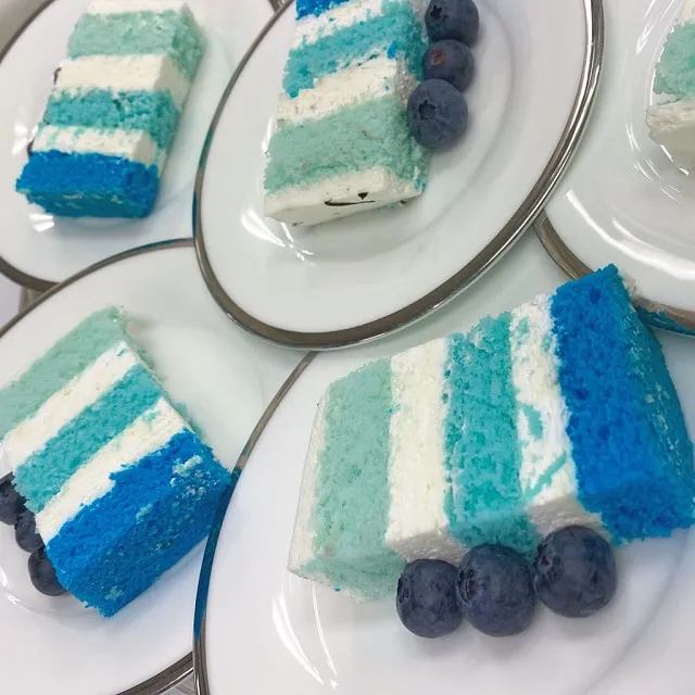 ≪ブルーのスポンジが新鮮！青のウェディングケーキ≫