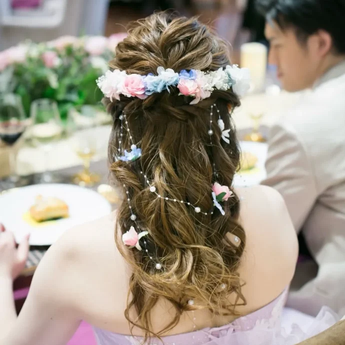 ハーフアップに花とパールの華やかなヘアアクセサリー