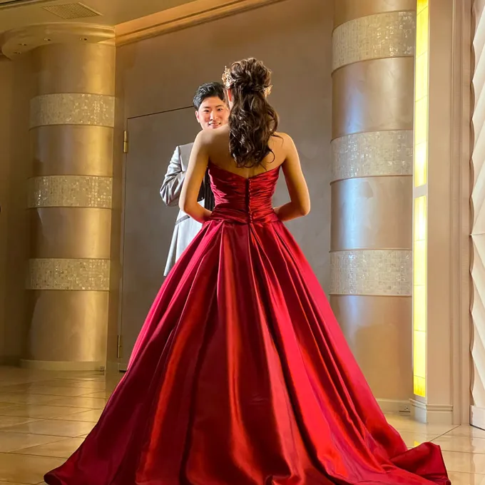 ≪深みのある赤＆シンプルなシルエットのレッドドレス≫