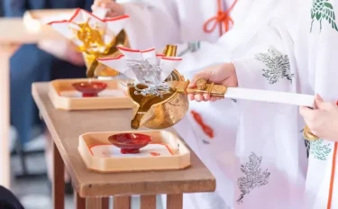 神前式の流れと費用！神社だけでなく結婚式場でもできる？