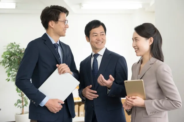 職場の報告は直属の上司が最初。そのあとは?