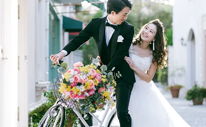 自転車に乗る新郎新婦