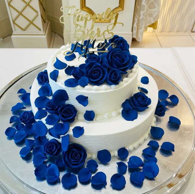 ≪ロイヤルブルーのバラが目を引くウェディングケーキ≫