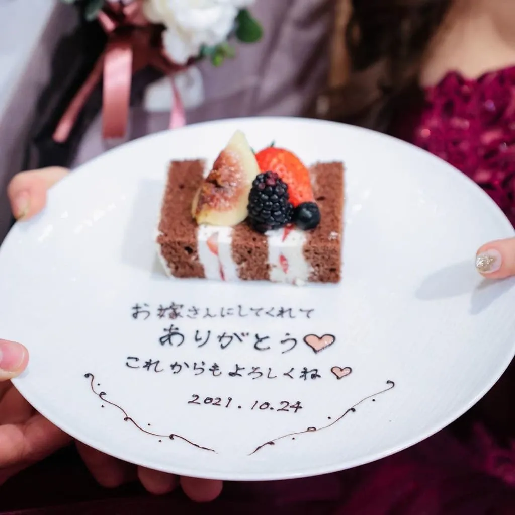 気持ちを伝える♡ウェディングケーキのメッセージプレート10選！【今週のスタスナ】omotte magazine from ANNIVERSAIRE｜記念日にまつわるマガジン