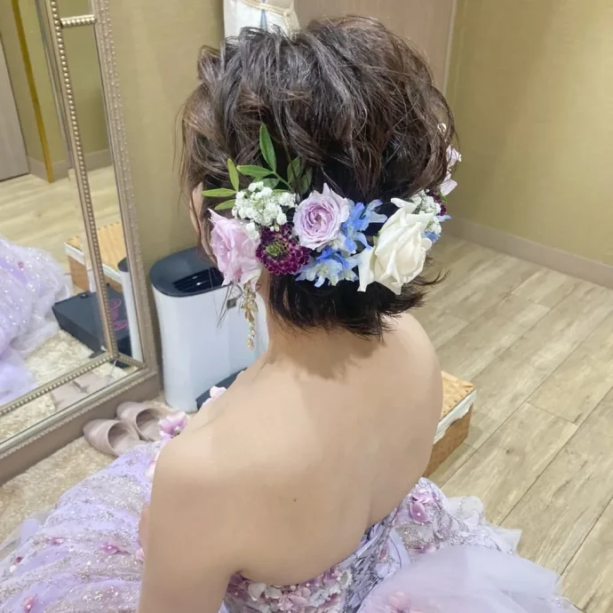 ショートヘアも生花アレンジで華やかに