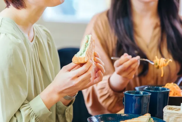 ホットサンドを持つ手