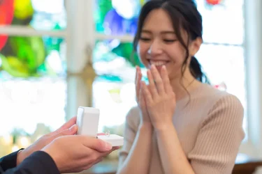 「プロポーズの日」はいつ？一生の記念日になる！おすすめサプライズアイデア
