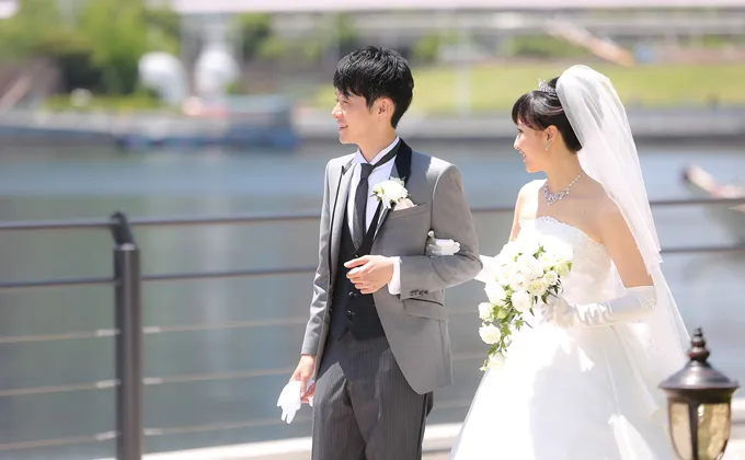 新郎新婦 外で撮影