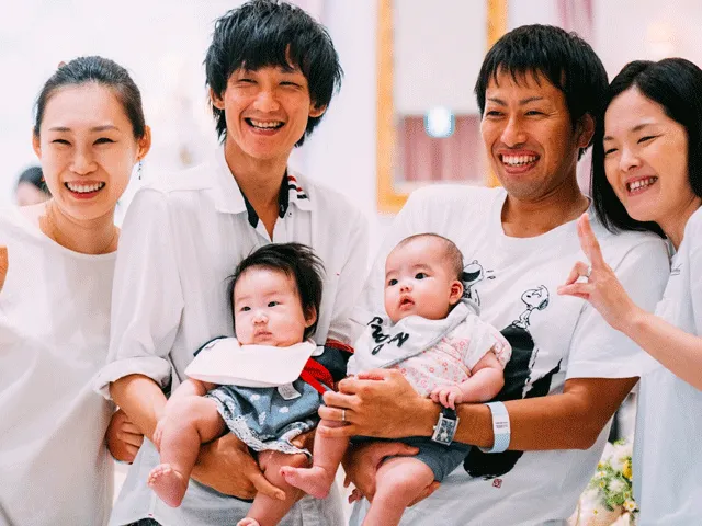 二組の夫婦 赤ちゃんも一緒