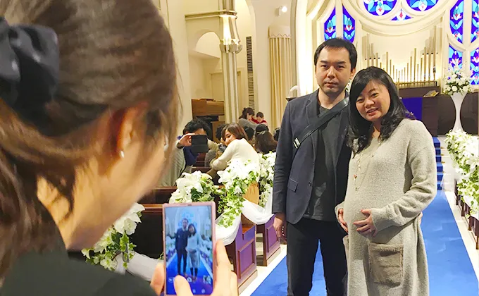 写真を撮る夫婦(妊婦さん)