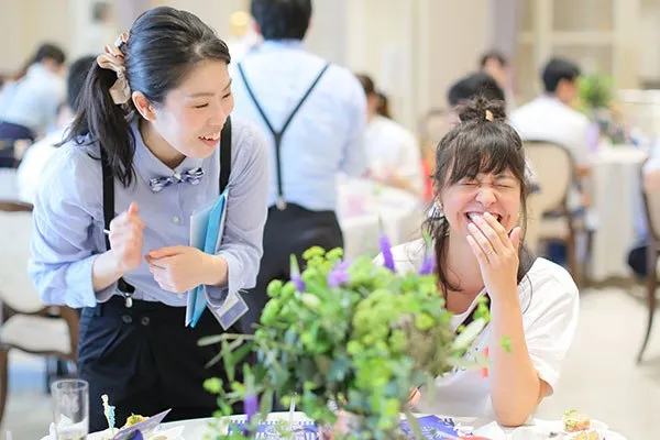 スタッフと談笑する女性