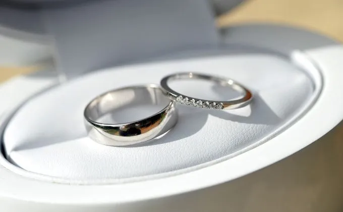 アニヴェルセル調べでは、既婚男女の6割以上が「結婚指輪は既製品で、裏に刻印した」を選んでいます。「既製品で加工なし」は、わずか4%でした。
