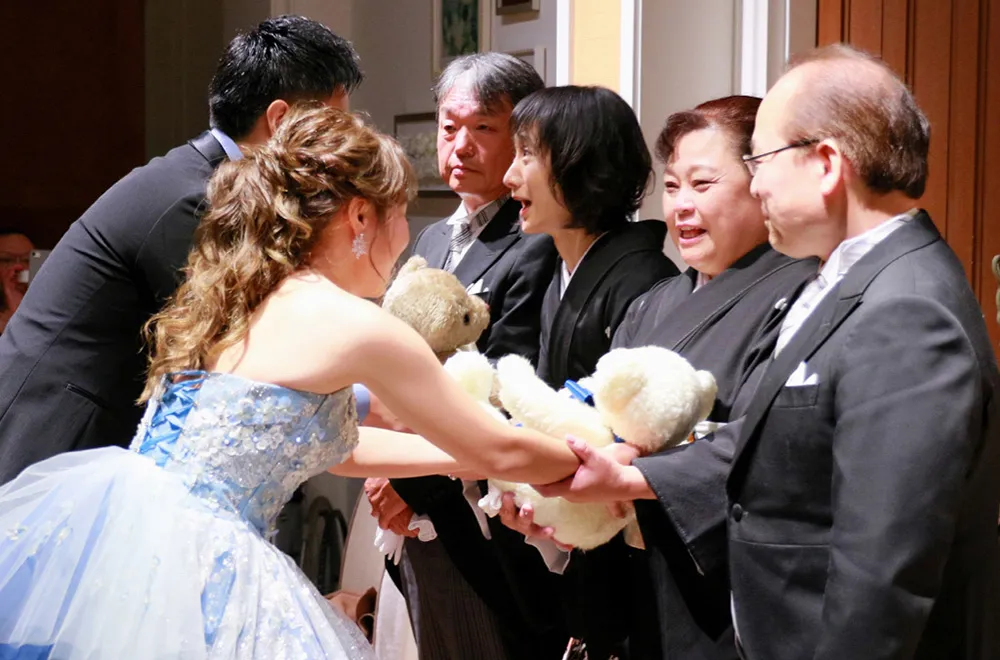 感謝を込めた、親御様への結婚式贈呈品。想い出に残るギフト7選【10月