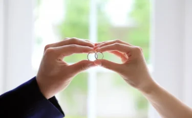 結婚指輪はいつまでに買うのが正解？つけるタイミング＆気をつけるポイント