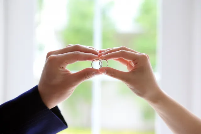 結婚指輪はいつまでに買うのが正解?つけるタイミング&気をつけるポイント