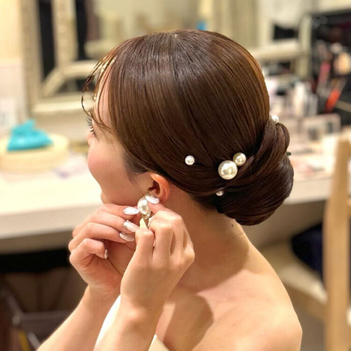 タイトシニヨンの花嫁ヘアアレンジ