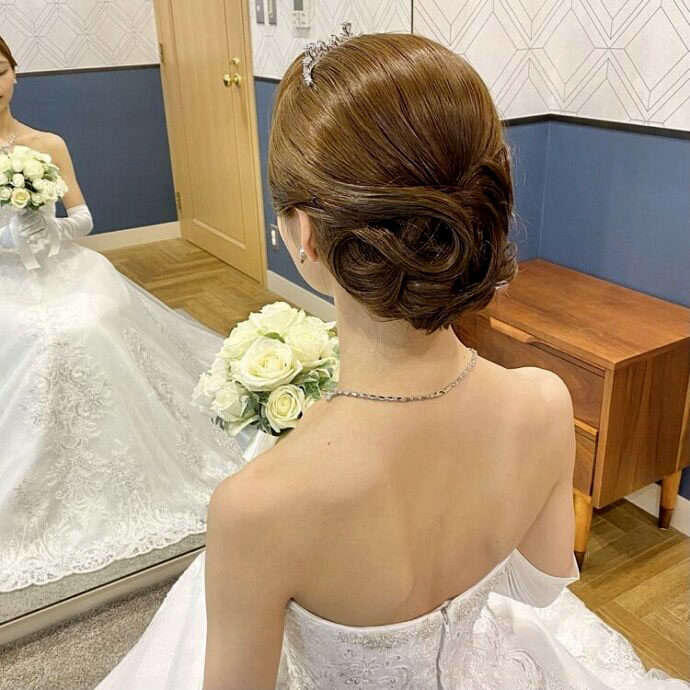 タイトシニヨンの花嫁ヘアアレンジ