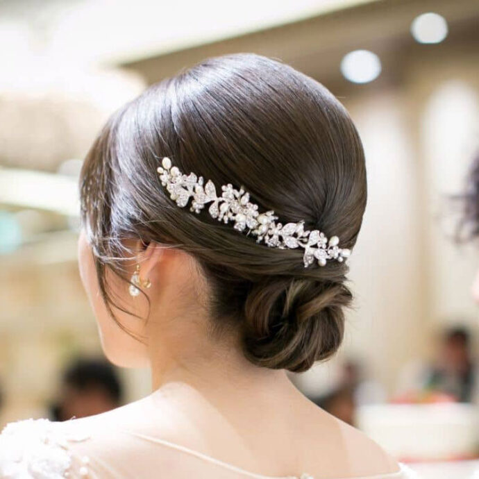 タイトシニヨンの花嫁ヘアアレンジ