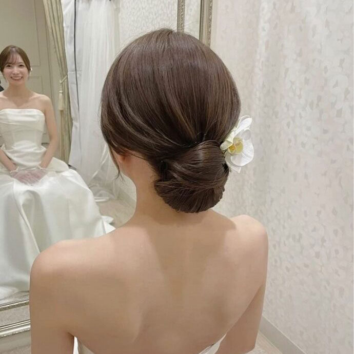 タイトシニヨンの花嫁ヘアアレンジ