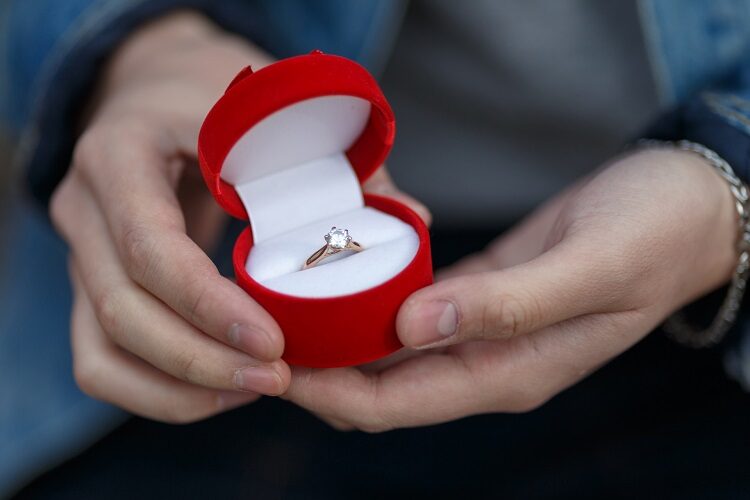 婚約指輪のサイズの測り方。こっそり調べる方法は？