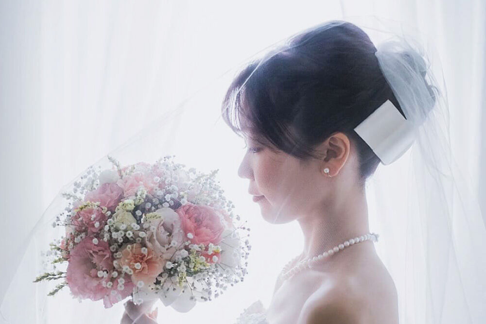 最新版】ウェディングドレスに似合う髪型♡花嫁ヘアアレンジ一覧omotte 