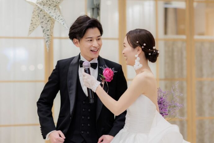 結婚式でウェルカムスピーチをする新郎新婦