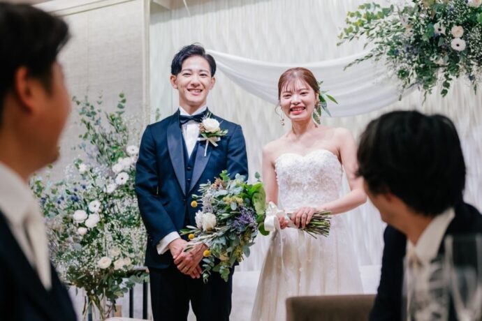 結婚式でウェルカムスピーチをする新郎新婦