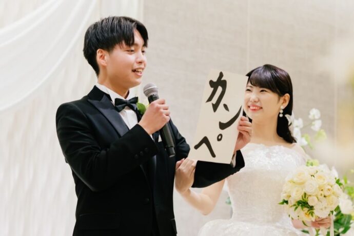 結婚式でウェルカムスピーチをする新郎新婦