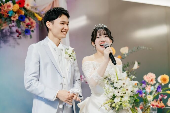 結婚式でウェルカムスピーチをする新郎新婦
